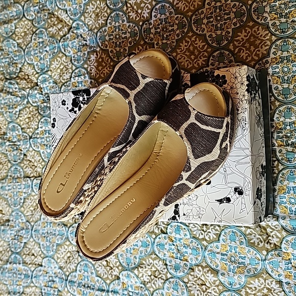 CL by Chinese Laundry Shoes - NWOT CL by Laundry Date Night Brown Giraffe Wedges